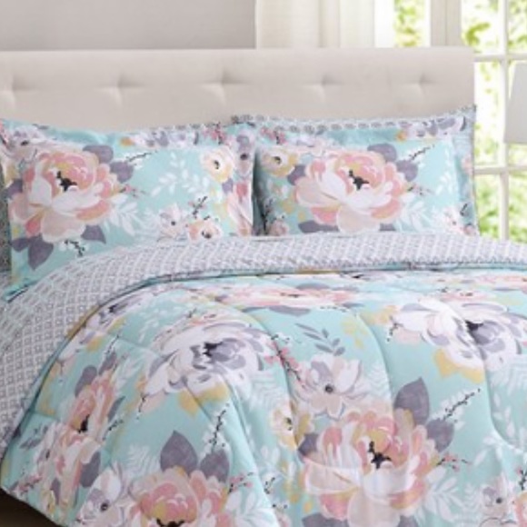 Other - Brand new 3 pieces King reversible comforter set Other - Brand new 3 pieces King reversible comforter set